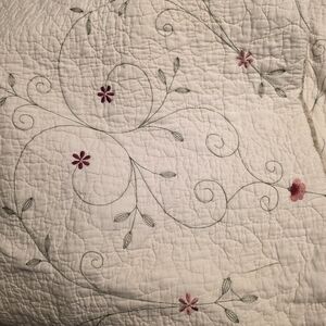 King Suzed Floral Embroidered Quilt - Cream and Pink